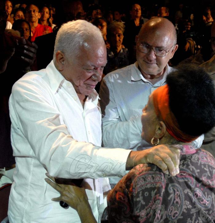 En el teatro Mella fué entregado el Premio Nacional de Danza 2010 a Tomas Morales por el presidente de la UNEAC Miguel Barnet.
Se realizó gala Artistica en homenaje al galardonado.
Foto:Alberto Borrego Avila 29/04/2010
Mtos0005
