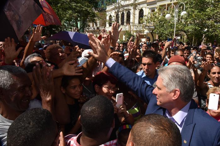 Diaz Canel de recorrido