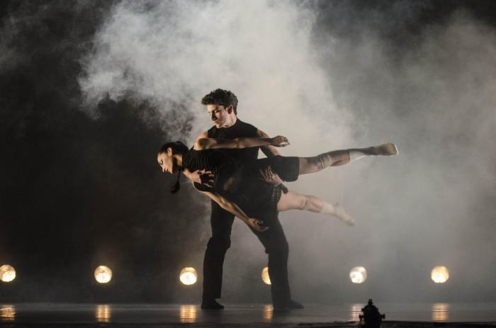 Laura Rodríguez y Javier Rojas en «Imponderable», coreografía de Goyo Montero que podrá ser vista en la «Temporada XII» del 2 al 4 de agosto, en la Sala Avellaneda del Teatro Nacional de Cuba.