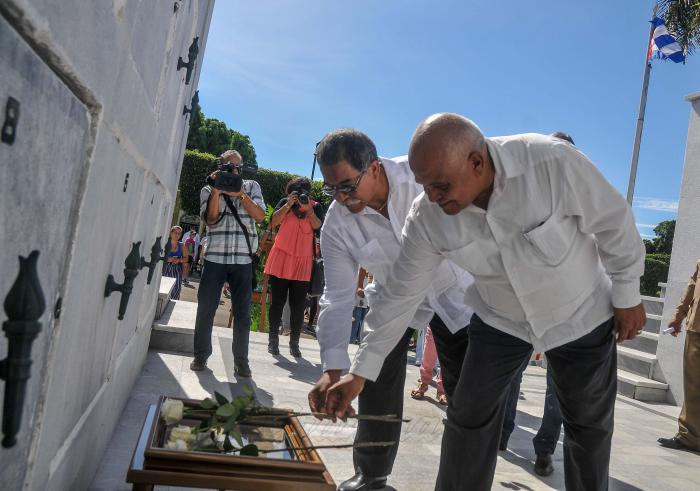 Peregrinación a Nicolás Guillén en la Necrópolis de Cristóbal Colón, presidio Alpidio Alonso, ministro de Cultura, familia (foto)