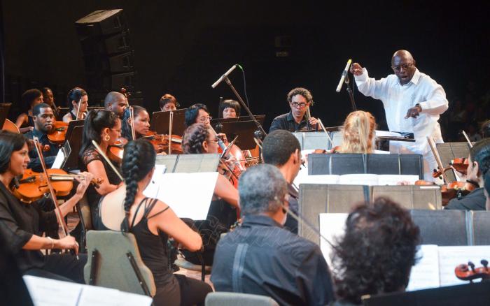El maestro Joaquín Betancourt, en la conducción de la Orquesta Sinfónica Nacional.              Foto: Yander A. Zamora de los Reyes 