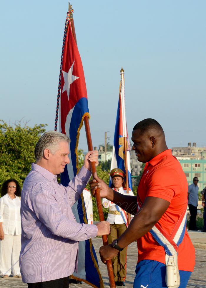 Abandera Miguel Díaz-Canel Bermúdez presidente de consejos de estados y de ministros a la delegación deportiva cubana que participara en los venideros juegos panamericanos Lima 2019. Mijain López abanderado por cuba acompañado de Iván Silva (Judo) y Oleni Guerrero Bádminton, Osvaldo ventó presidente del inder y Idalys Ortiz leen compromiso de la delegación.