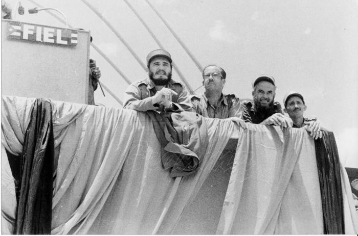 Fidel, el presidente Osvaldo Dorticós y el Comandante René Vallejo, en Las Mercedes, Sierra Maestra.
Foto: Revolución, 27 de julio de 1960