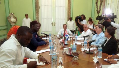 El ministro de Relaciones Exteriores de Cuba, Bruno Rodríguez Parrilla, sostuvo este lunes conversaciones oficiales con el ministro de Asuntos Exteriores, Cooperación Internacional y Gambianos en el Exterior de la República de Gambia, Excmo. Sr. Mamadou Tangara Foto: Cubaminrex 