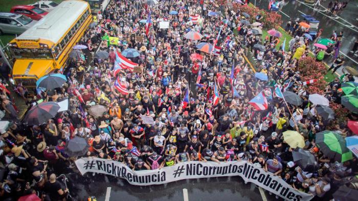 Los despachos de prensa de este martes se refieren a manifestaciones de cientos de miles de personas que exigen la renuncia de Roselló. foto: lavanguardia.com
