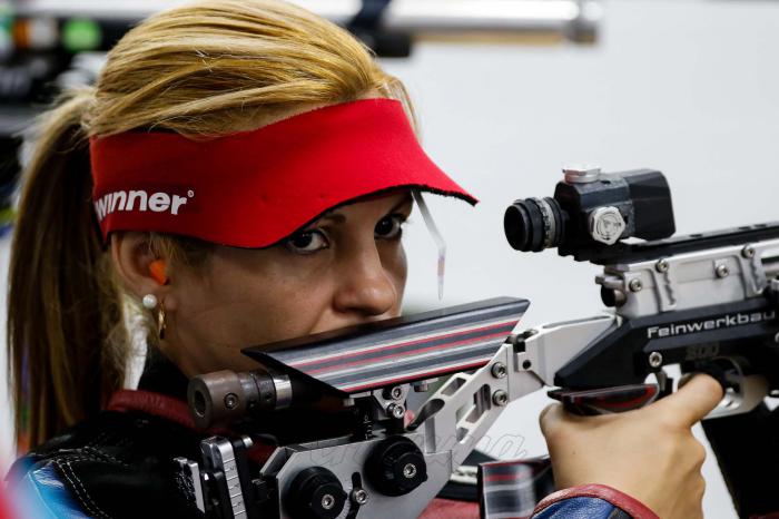 Reynier Estopiñan y Eglys De la Cruz compiten en Rifle de Aire a 10 metros Mixto durante el Tiro Deportivo de los 23 Juegos Centroamericanos y del Caribe Barranquilla 2018 con sede en el Club de Caza y Tiro Helmut Bellingrodt, el martes 24 de Julio de 2018, en Puerto Colombia, Colombia. Foto: Calixto N. Llanes/Periódico JIT (Cuba)