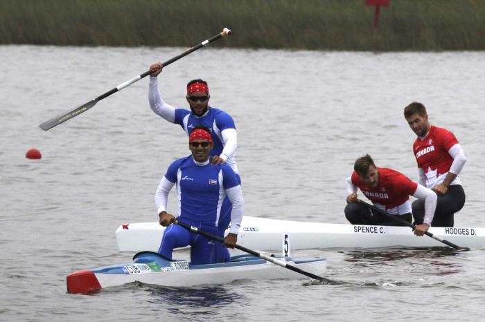 La canoa biplaza formada por el espirituano Serguey Torres y el cienfueguero Fernando Dayán Jorge ganó la segunda medalla de oro para la delegación cubana en el C2 1000 metros durante la realización de los XVIII Juegos Panamericanos de Lima, Perú, el 27 de julio de 2019.  Foto Roberto Morejón, Periódico Jit, INDER.
