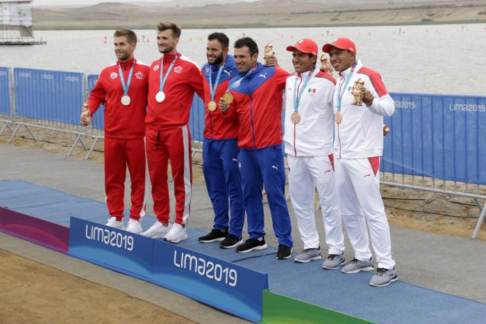 La canoa biplaza formada por el espirituano Serguey Torres y el cienfueguero Fernando Dayán Jorge ganó la segunda medalla de oro para la delegación cubana en el C2 1000 metros durante la realización de los XVIII Juegos Panamericanos de Lima, Perú, el 27 de julio de 2019.  Foto Roberto Morejón, Periódico Jit, INDER.