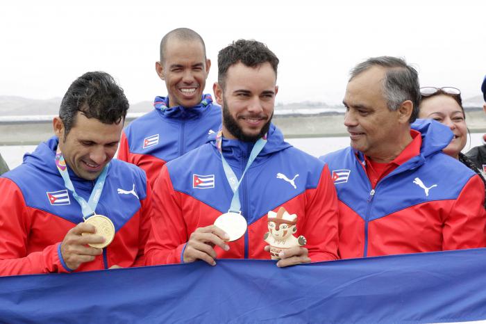 La canoa biplaza formada por el espirituano Serguey Torres y el cienfueguero Fernando Dayán Jorge ganó la segunda medalla de oro para la delegación cubana en el C2 1000 metros durante la realización de los XVIII Juegos Panamericanos de Lima, Perú, el 27 de julio de 2019.  Foto Roberto Morejón, Periódico Jit, INDER.