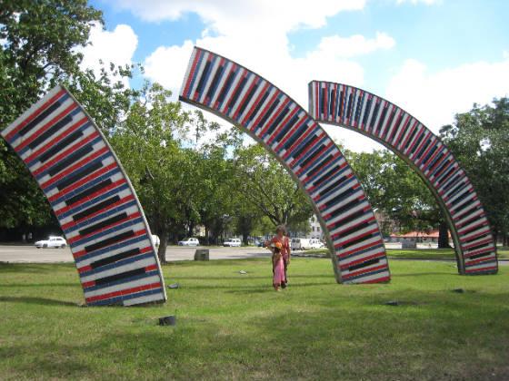 Arcos de inducción cromática, del venezolano Cruz Diez, forma parte del paisaje urbano habanero.             Foto: Archivo Digital de Cruz Diez