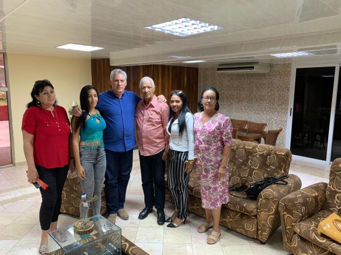 Recientemente el Presidente Miguel Díaz-Canel se reunió con la familia del Dr. Assel Herrera Correa y resaltó que «su hija obtuvo la carrera de Medicina, siguiendo los pasos de su querido papá». 