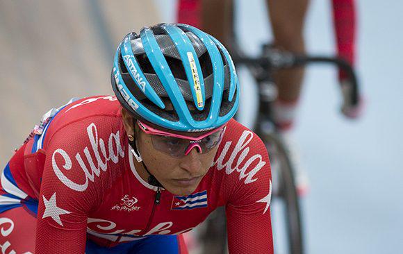 Desde que sonó el disparo para cubrir las 80 vueltas al velódromo, Sierra se incluyó entre las cuatro primeras y pedaleó con inteligencia. foto: irene pérez