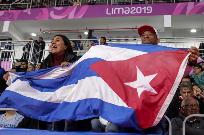 Aficiionados apoyan al equipo masculino de Voleibol  de Cuba ante Argentina,en partido realizado en la sala del Polideportivo del Callao durante la realizacion de los XVIII Juegos Panamericanos de Lima, Peru, el 4 de agosto de 2019.  Foto Roberto Morejon, Periodico Jit, INDER.