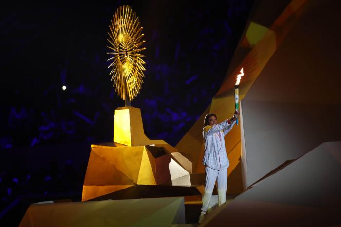 Cecilia Tait sostiene la antorcha antes de encender el pebetero de los Juegos Panamericanos Lima 2019