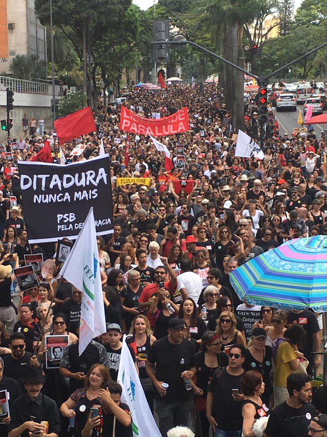 Brasileños toman las calles para rechazar la dictadura militar