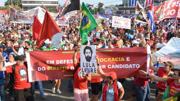 En el desfile por el 1ro.ide Mayo el pueblo cubano abogó por la liberación de Lula. 