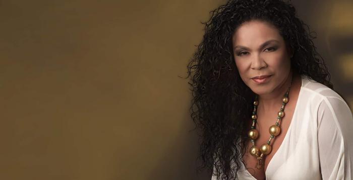  Eva Ayllón defiende con sus canciones la identidad cultural de su país, Perú. 
