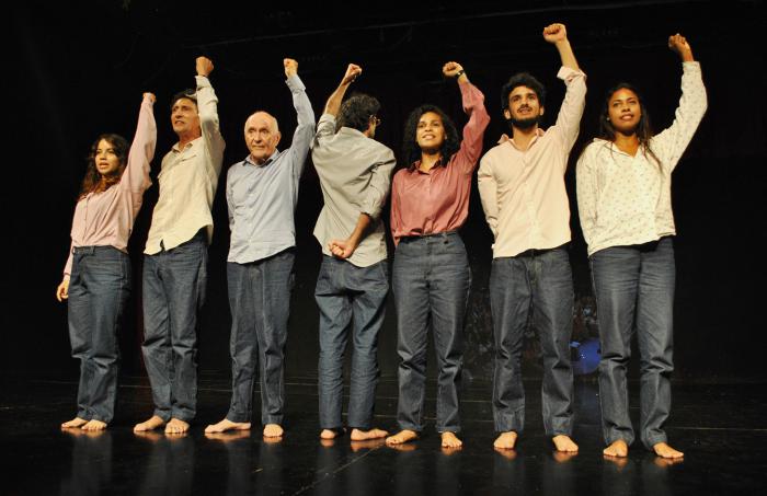 La obra somete al espectador a un diálogo crítico sobre sus arraigadas convenciones, siempre desde un humor culto.