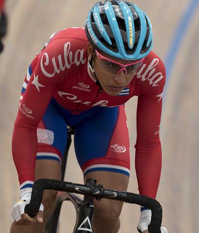 Arlenis Sierra fue aclamada por los aficionados a su paso por la meta.