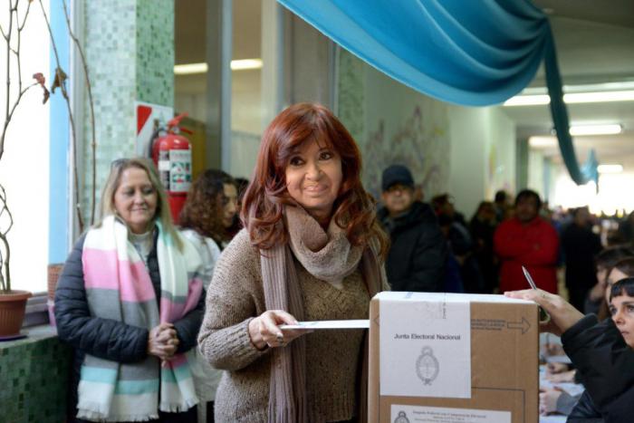 La expresidenta Cristina Fernández, candidata a la vicepresidencia de Argentina, ejerció su derecho al voto. 
