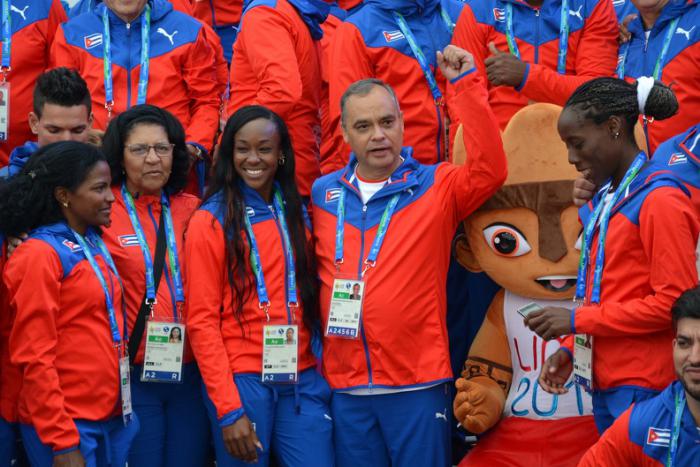 Osvaldo Vento  Montiller, presidente del Inder, comparte con la delegación cubana.