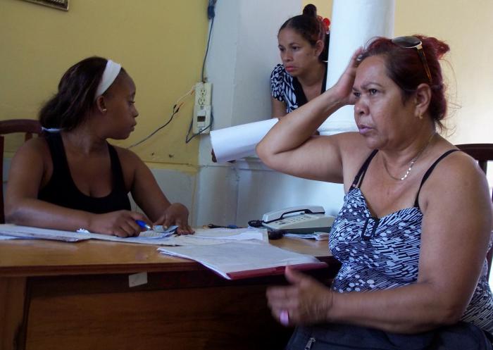 La recepcionista ante reclamos simultáneos del público.