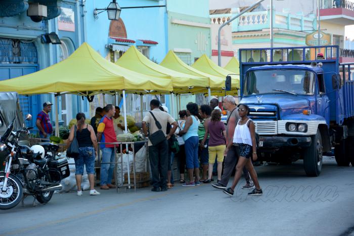 Feria de ventas de frutas, viandas, flores y otros insumos en la Plaza de Marte  en Santiago de Cuba.
