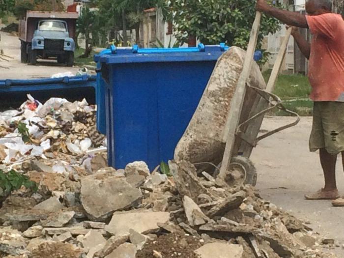 La no recogida sistemática de la basura y la indisciplina social siguen incidiendo en el deterioro de la higiene ambiental en diferentes barrios habaneros.
