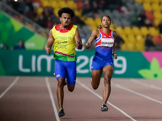 Omara Durand y el guía Yuniol Kindelán compiten en la final de 200 metros en la pista atlética de la Villa Deportiva Nacional (VIDENA) durante los VI Juegos Parapanamericanos Lima 2019, el 24 de Agosto de 2019 en Lima, Perú. FOTO: Calixto N. Llanes/Periódico JIT (Cuba)