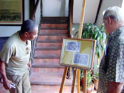 Félix Isasi (izquierda) y Gaspar «Curro» Pérez develan una muestra fotográfica en el museo provincial.