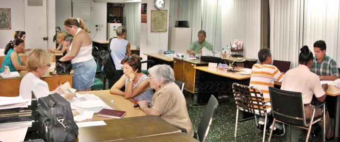 Notarìa de Jy 23 en el Vedado, 30-09-04 (Foto Josè M. Correa) NC NOTA 02
Publicada: 06/10/2004
Nota0006