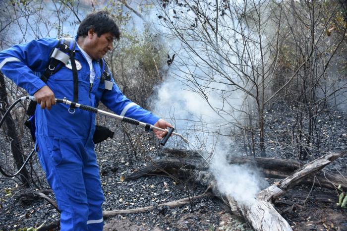 Morales Ayma ha dado muestras con su ejemplo personal cooperando junto a brigadas en la extinción del incendio. Foto: Reuters