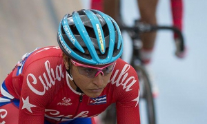 Desde que sonó el disparo para cubrir las 80 vueltas al velódromo, Sierra se incluyó entre las cuatro primeras y pedaleó con inteligencia. foto: irene pérez