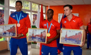 Un grupo de atletas de los equipos de boxeo, bagminton y parte de los integrantes de pelota fueron recibidos en la terminal 5 del Aeropuerto Internacional José Martí por Raúl Fornés Valenciano, vicepresidente primero del INDER; Rosmery Santiesteban Lago, 