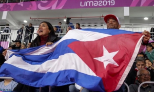 Aficiionados apoyan al equipo masculino de Voleibol  de Cuba ante Argentina,en partido realizado en la sala del Polideportivo del Callao durante la realizacion de los XVIII Juegos Panamericanos de Lima, Peru, el 4 de agosto de 2019.  Foto Roberto Morejon,