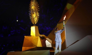 Cecilia Tait sostiene la antorcha antes de encender el pebetero de los Juegos Panamericanos Lima 2019
