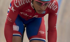 Arlenis Sierra fue aclamada por los aficionados a su paso por la meta.