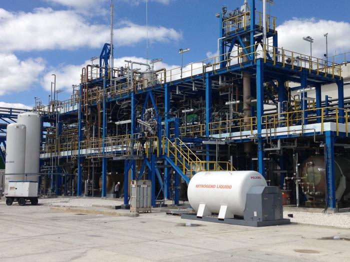 La instalación, dotada de la más moderna tecnología existente en el mundo, será la única en la nación que produzca cloro líquido, sosa cáustica, hipoclorito de sodio, ácido clorhídrico e hidrógeno. foto del autor