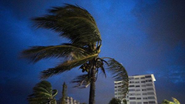 Dorian se aproxima a EE.UU. con vientos cercanos a los 300 kilómetros por hora. | Foto: AP