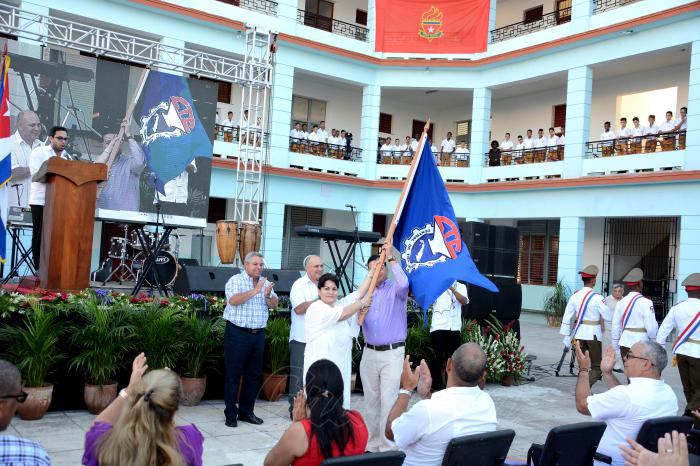 Inaugurado el curso escolar 2019-2020, Roberto Morales Ojada, vicepresidente de los consejos de estados y de ministros, Ena Elsa Velázquez Cobiella ministra de educación, Luis Antonio Torres iribar Pcc la Habana estuvieron presentas y entregaron reconocimientos a diversos organismos que fueron determinantes en la reconstrucción de la escuela José María Heredia.