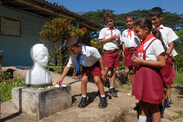 Los niños ponen flores todos los días en el busto de José Martí, en su escuela en la Sierra Maestra.