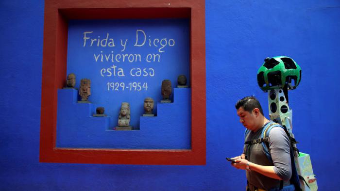 Empleado de Google mapea el exterior de la casa museo de Frida Kahlo en Ciudad de México, el 21 de mayo de 2018.