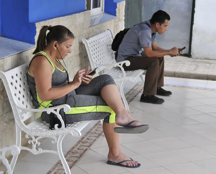 El desarrollo de aplicaciones propias para dispositivos móviles contribuye a la informatización de la sociedad. Foto: Ismael Batista Ramírez
