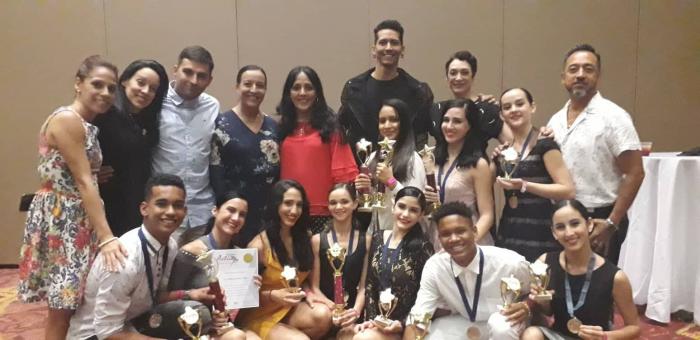 Estudiantes de LADC junto al jurado y su maestra Lizt Alfonso. Foto de la autora