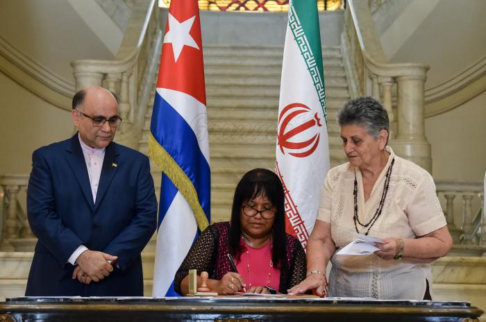 Cancelación del sello postal por el 40 aniversario del restablecimiento de relaciones diplomáticas entre la Republica de Cuba y la República Islámica de Irán, en el Salón de Protocolo de la Cancillería, presiden Viceministra de Relaciones Exteriores Anayansi Rodríguez Camejo, Excelentísimo señor Rashid Bayat Mokhtari, embajador de la República Islámica de Irán y el presidente del grupo empresarial correos de cuba Coronel Carlos Asencio Valerino