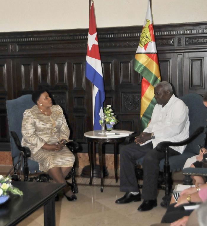 Esteban Lazo Hernández presidente de la Asamblea Nacional del Poder Popular recibe a la Hon.Sra.Mabel MemoryChinomona, presidenta  del Senado de la República de Zimbabwe .