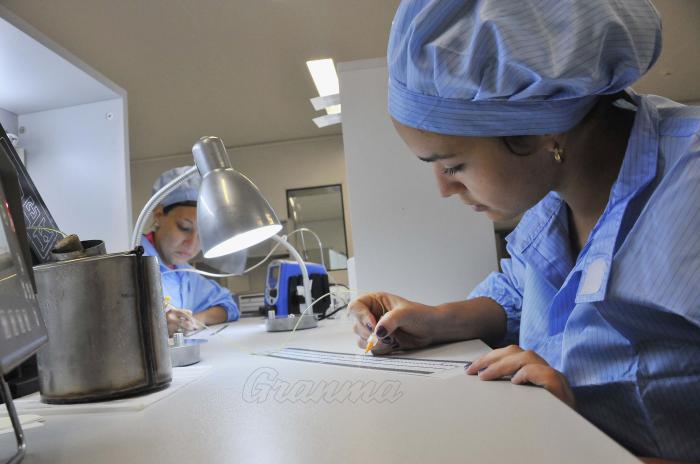 Nueva planta de producción de  Biocensores, tira reactiva para los glucómetros poder medir la lucosa en sangre, con transferencia de tecnología china que se espera produzca 20 millones de tiras al año y con posibilidades de incrementar a 100 millones por incremento de equipos y la ampliación a dos turnos de trabajo en producción. Actualmente esta tecnología se está comercializanco en Cuba, Venezuela y Nicaragua y se exploran otros mercados. La misma será inaugurada en la visita del presidente de China a Cuba a partir del próximo 21 de julio 2014. En nuestro país actualmente se conoce que existen 800 mil diabéticos. Y en los 41 trabajadores de la planta prevalecen los jóvenes que no sobre pasan los 25 años. Dispensación
Foto: JUVENAL BALAN NEYRA 20/07/2014
Sapu4420