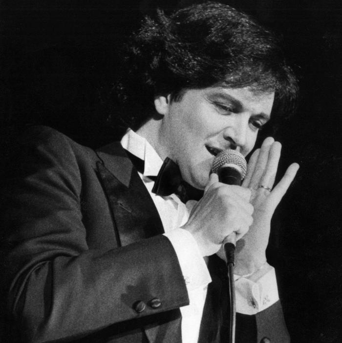 El cantante español Camilo Sesto. 7