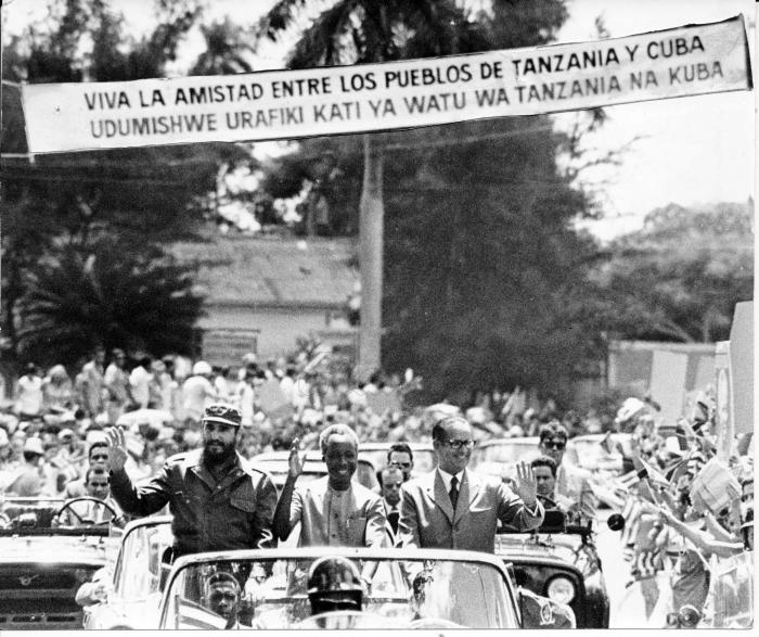 Recibimiento al presidente de Tanzania Julius Nyerere. Fidel y el presidente Osvaldo Dorticós