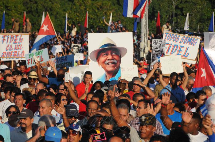 Desfile militar por el 60 aniversario del Desembarco del yate Granma, Alsamiento de Santiago de Cuba, Día de las FAR, el 50 aniversario del Triunfo de la Revolución y en honor al legado del Comandante en Jefe Fidel castro Ruz, presidido por el General de Ejército Raúl Castro Ruz, presidente de los Consejos de Estado y de Ministros, y Primer Secretario del Partido.
